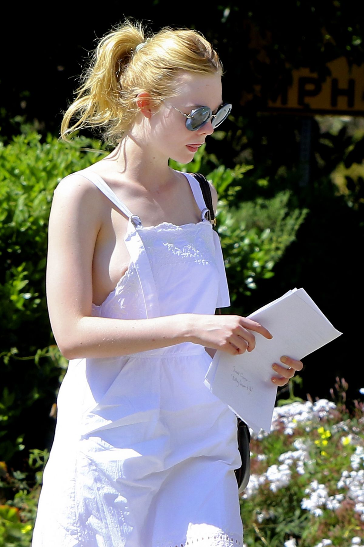 ELLE FANNING Out and About in Los Angeles 03/15/2017 ELLE FANNING Out and About in Los Angeles 03/15/2017