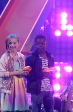 GWEN STEFANI on the Stage at Nickelodeon 2017 Kids