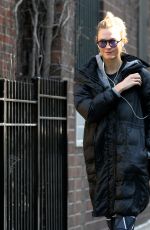KARLIE KLOSS Arrives at Her Home in New York 03/06/2017
