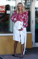 KAROLINA KURKOVA on the Set of a Photoshoot in Miami 03/15/2017