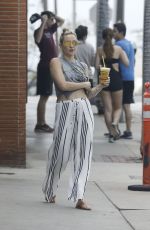 KATE HUDSON Out for Lunch in Pacific Palisades 03/19/2017