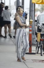 KATE HUDSON Out for Lunch in Pacific Palisades 03/19/2017