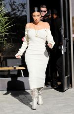 KIM KARDASHIAN Leaves Keeping Up with the Kardashians Set in Westlake 03/25/2017