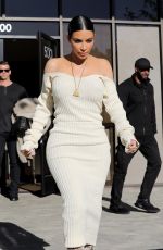 KIM KARDASHIAN Leaves Keeping Up with the Kardashians Set in Westlake 03/25/2017