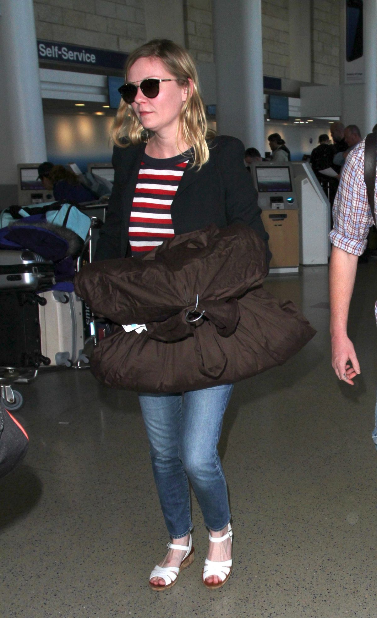 KIRSTEN DUNST at LAX Airport in Los Angeles 03/08/2017 KIRSTEN DUNST at LAX Airport in Los Angeles 03/08/2017