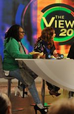 KRISTEN BELL on the Set of View 03/23/2017