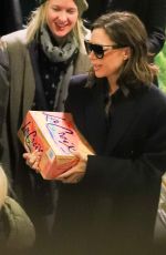 VICTOIRA BECKHAM Shopping at Whole Foods 03/13/2017