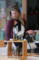 ALI LARTER Shopping at Heath Ceramics in Beverly Hills 04/24/2017
