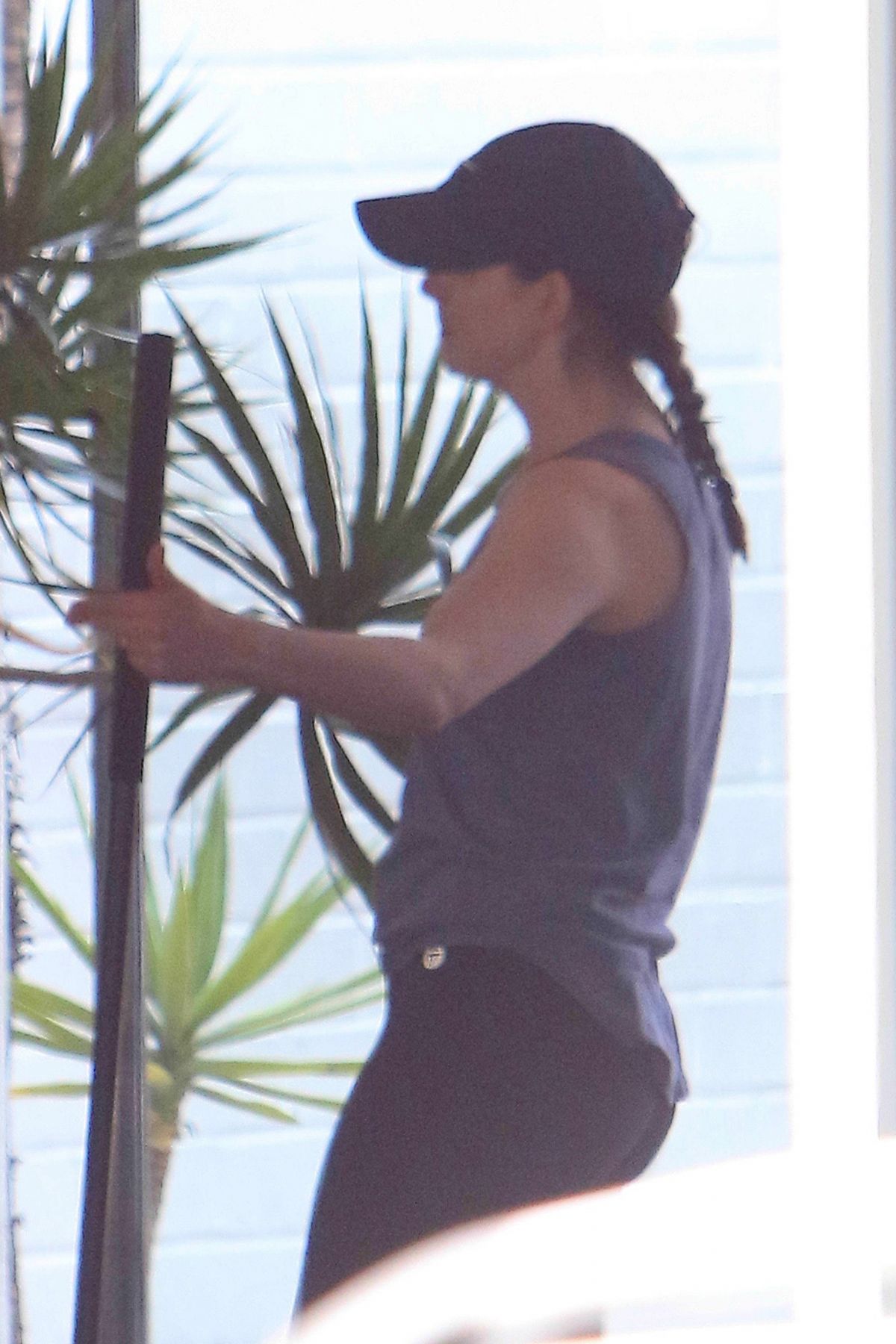 ANNE HATHAWAY at a Gym in West Hollywood 04/11/2017 ANNE HATHAWAY at a Gym in West Hollywood 04/11/2017