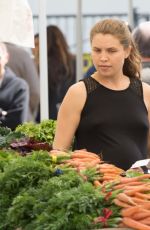 COURTENEY COX Shopping at Los Angeles Farmers Market 04/08/2017