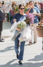 COURTENEY COX Shopping at Los Angeles Farmers Market 04/08/2017