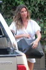GISLE BUNCHEN Out and About in04/03/2017 Santa Teresa