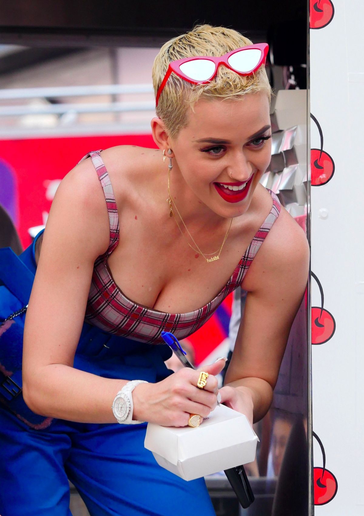 katy-perry-promotes-her-new-song-bon-app