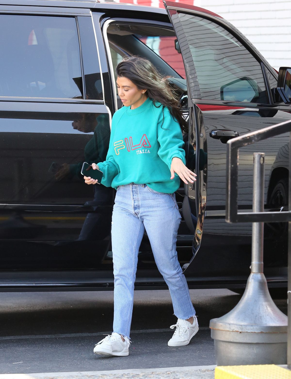 KOURTNEY KARDASHIAN Arrives at a Bowling Alley in Los Angeles 04/13/2017 KOURTNEY KARDASHIAN Arrives at a Bowling Alley in Los Angeles 04/13/2017