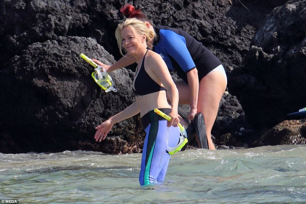 megyn-kelly-in-bikini-top-on-vacation-in-hawaii-03-29-2017_11.