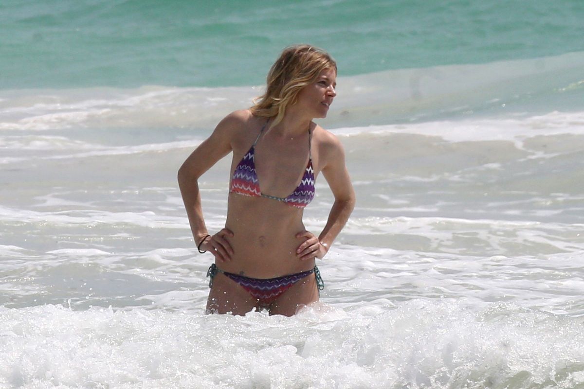 sienna-miller-in-bikini-on-the-beach-in-cancun-04-05-2017_32.