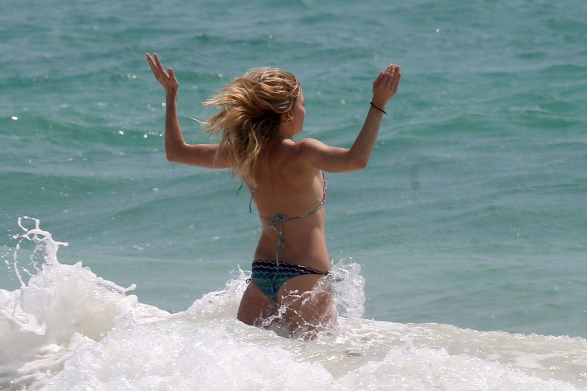 sienna-miller-in-bikini-on-the-beach-in-cancun-04-05-2017_36.