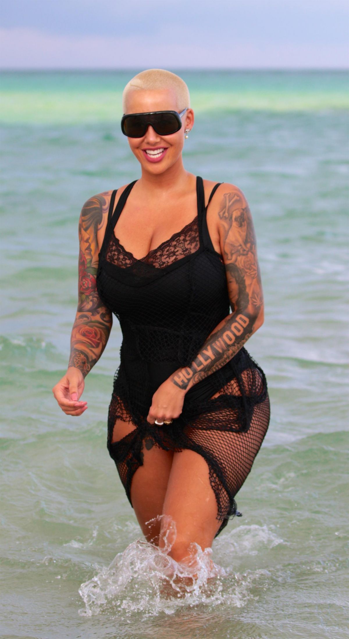 amber-rose-at-a-beach-in-miami-05-14-2017_1.