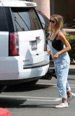 DENISE RICHARDS Picking Up Pet Supplies in Los Angeles 05/07/2017