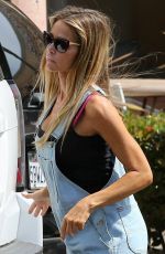 DENISE RICHARDS Picking Up Pet Supplies in Los Angeles 05/07/2017