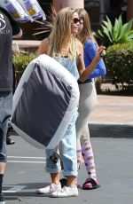 DENISE RICHARDS Picking Up Pet Supplies in Los Angeles 05/07/2017