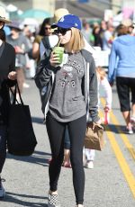 GENEVEIEVE HANNELIUS Shopping at Farmers Market in Studio City 05/28/2017