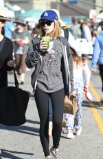 GENEVEIEVE HANNELIUS Shopping at Farmers Market in Studio City 05/28/2017