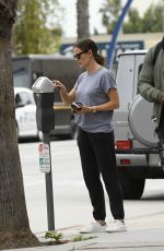 JENNIFER GARNER Out Shopping in Los Angeles 05/05/2017