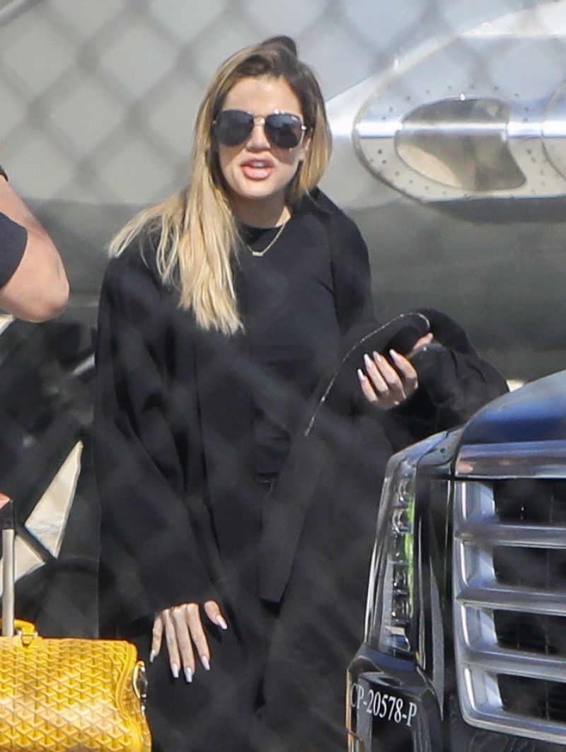 KHLOE KARDASHIAN Landing in a Private Jet in Los Angeles 05/24/2017 KHLOE KARDASHIAN Landing in a Private Jet in Los Angeles 05/24/2017