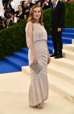 LESLIE MANN at 2017 MET Gala in New York 05/01/2017