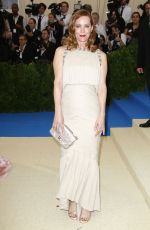 LESLIE MANN at 2017 MET Gala in New York 05/01/2017