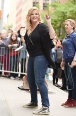 TRISHA YEARWOOD Arrives at AOL Studios in New York 05/23/2017