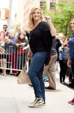 TRISHA YEARWOOD Arrives at AOL Studios in New York 05/23/2017