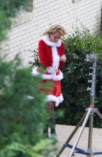 UMA THURMAN in a Santa Suit on the Set War With Grandpa in Atlanta 05/05/2017