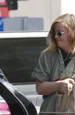 AMY POEHLER Shopping at Bristol Farms in Los Angeles 05/26/2017