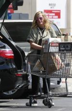 AMY POEHLER Shopping at Bristol Farms in Los Angeles 05/26/2017