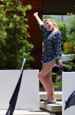 FARRAH ABRAHAM Eeyes Up aHouse for Sale in Bel-air 06/15/2017