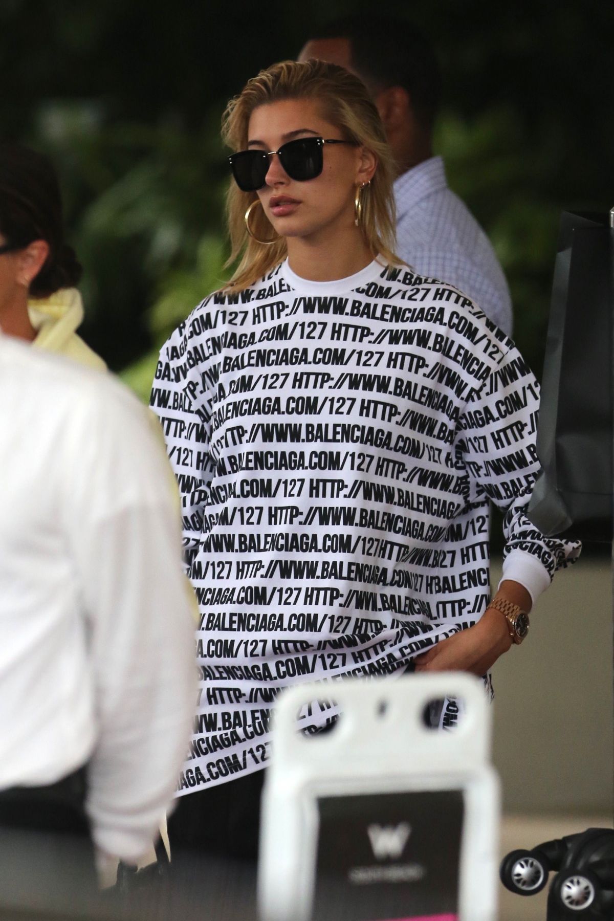 HAILEY BALDWIN Leaves Her Hotel in Miami 06/12/2017 HAILEY BALDWIN Leaves Her Hotel in Miami 06/12/2017