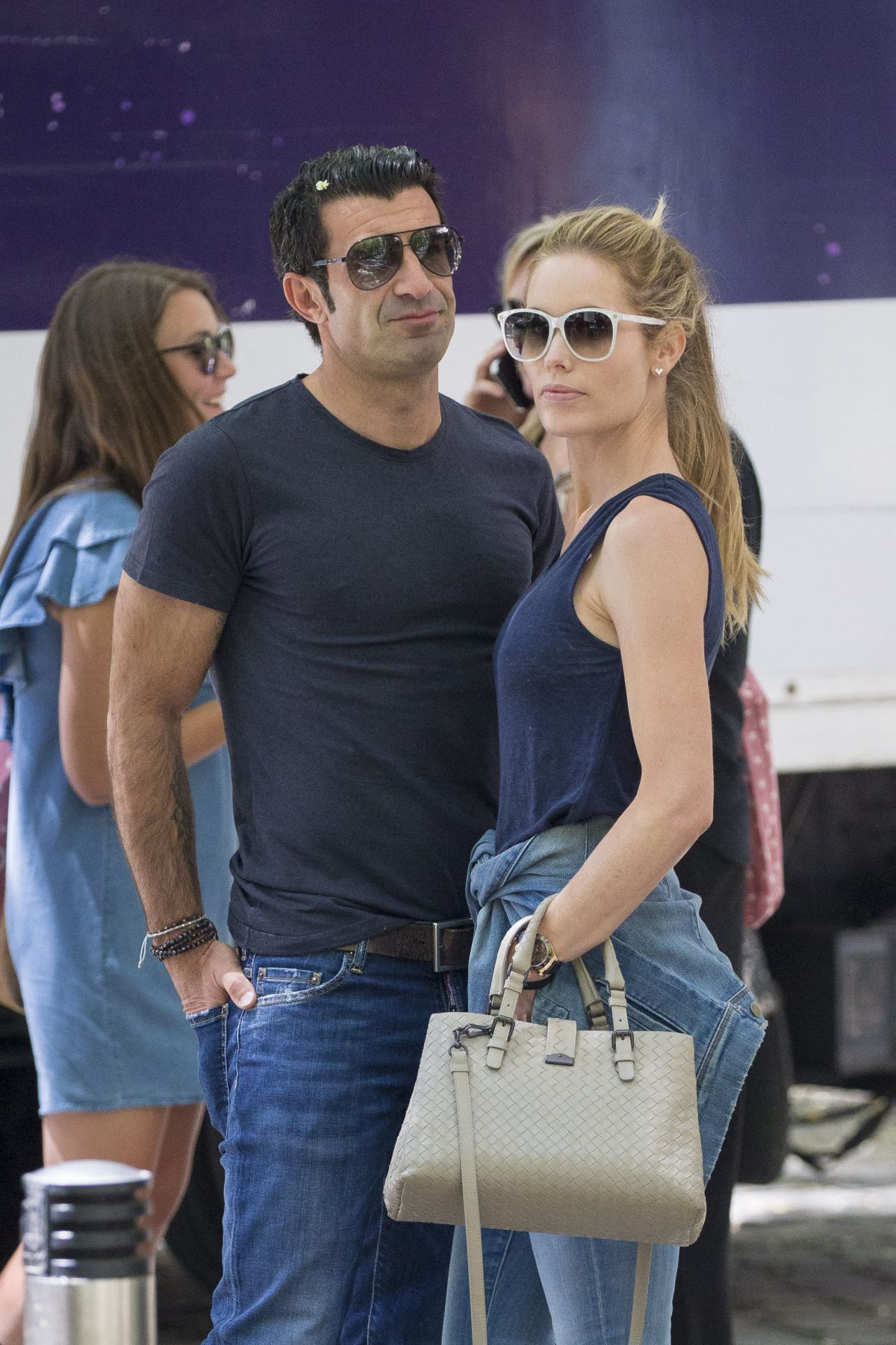 ¿Cuánto mide Luis Figo? - Altura - Real height Helen-svedin-and-luis-figo-out-for-lunch-in-madrid-06-26-2017_1