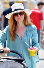 ISLA FISHER Shopping at Farmer