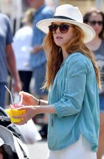 ISLA FISHER Shopping at Farmer