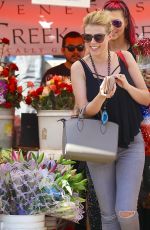 JODIE SWEETIN Shopping at Farmer