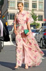 KARLIE KLOSS Arrives at 2017 Fragrance Foundation Awards in New York 06/14/2017