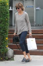 LISA RINNA Pick up Lunch to-go from Lemonade in West Hollywood 05/31/2017