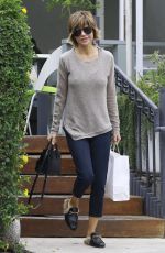 LISA RINNA Pick up Lunch to-go from Lemonade in West Hollywood 05/31/2017
