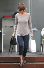 LISA RINNA Pick up Lunch to-go from Lemonade in West Hollywood 05/31/2017