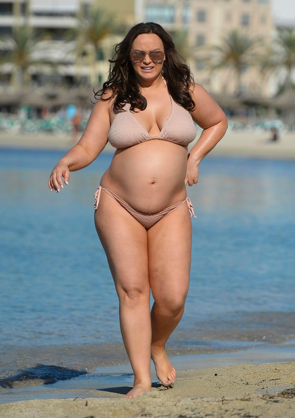 pregnant-chanelle-hayes-in-bikini-on-the-beach-in-marbella-06-20-2017_6 