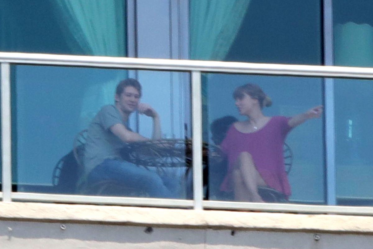 TAYLOR SWIFT and Her New Boyfriend Joe Alwyn at a Balciny in Nashville 06/04/2017 TAYLOR SWIFT and Her New Boyfriend Joe Alwyn at a Balciny in Nashville 06/04/2017