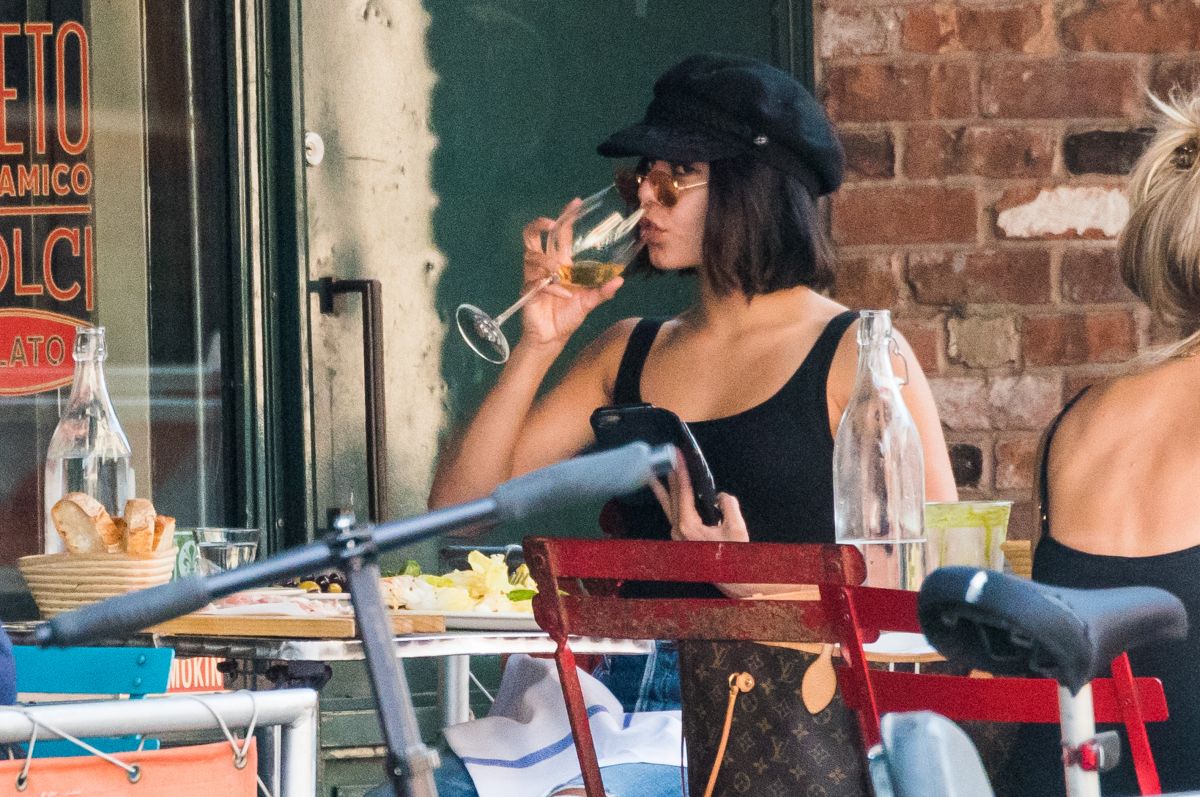 VANESSA HUDGENS Out for Lunch in New York 06/22/2017 VANESSA HUDGENS Out for Lunch in New York 06/22/2017
