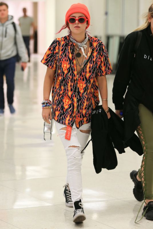 BELLA THORNE at Los Angeles International Airport 07/11/2017 BELLA THORNE at Los Angeles International Airport 07/11/2017